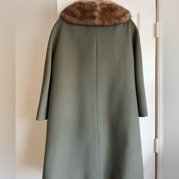 Vintage Jackie O green wool coat with fur collar - Picture 2 of 11